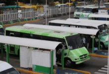 La Secretaría de Movilidad (Semovi) de la Ciudad de México, encabezada por Héctor Ulises García Nieto, anunció el ajuste tarifario de $1.50 pesos para microbuses, vagonetas, autobuses y corredores. Este incremento no aplica al transporte operado por el gobierno capitalino, como Metro, Metrobús o Trolebús.