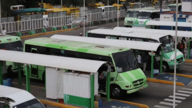 La Secretaría de Movilidad (Semovi) de la Ciudad de México, encabezada por Héctor Ulises García Nieto, anunció el ajuste tarifario de $1.50 pesos para microbuses, vagonetas, autobuses y corredores. Este incremento no aplica al transporte operado por el gobierno capitalino, como Metro, Metrobús o Trolebús.