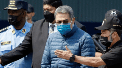El 8 de diciembre de 2025, el Ministerio Público de Honduras, encabezado por el fiscal general Johel Zelaya, emitió una orden de captura internacional contra el exmandatario hondureño Juan Orlando Hernández