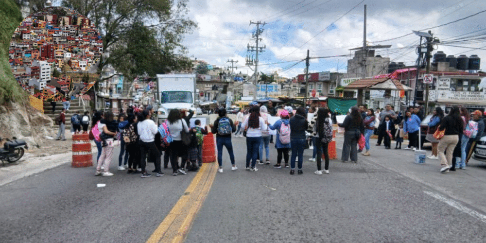 Alumnos sin clases Kinder en Naucalpan lleva un año cerrado por riesgo de colapso de una barda (Foto por Manuel Hernández)