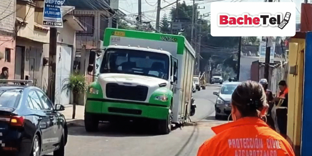 Camión de refrescos cae en un socavón en la alcaldía Azcapotzalco