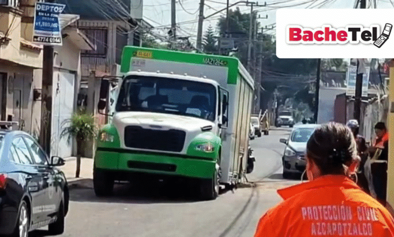 Camión de refrescos cae en un socavón en la alcaldía Azcapotzalco