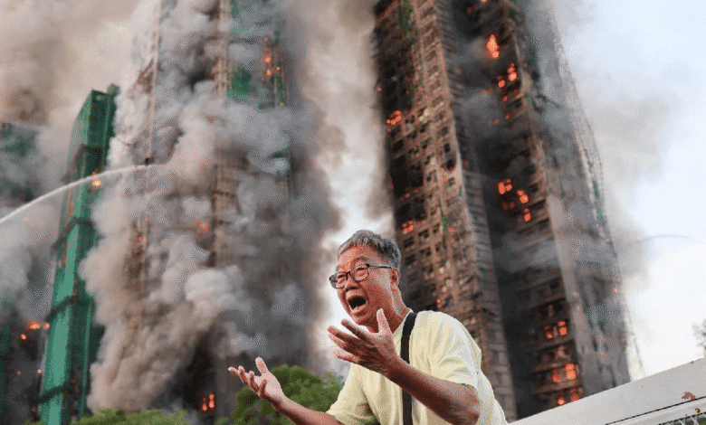 Un incendio devastador en un complejo residencial del distrito Tai Po, en Hong Kong, dejó como saldo preliminar al menos 13 personas muertas y 15 heridas.