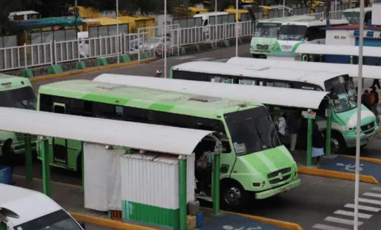 La Secretaría de Movilidad (Semovi) de la Ciudad de México, encabezada por Héctor Ulises García Nieto, anunció el ajuste tarifario de $1.50 pesos para microbuses, vagonetas, autobuses y corredores. Este incremento no aplica al transporte operado por el gobierno capitalino, como Metro, Metrobús o Trolebús.