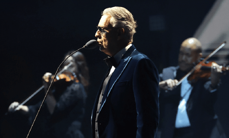 Andrea Bocelli, el tenor italiano que trascendió la ópera para convertirse en una figura global de la música, fue uno de los artistas estelares en la gala del sorteo final de la Copa Mundial FIFA 2026, celebrada en el Kennedy Center de Washington (5 de diciembre de 2025).