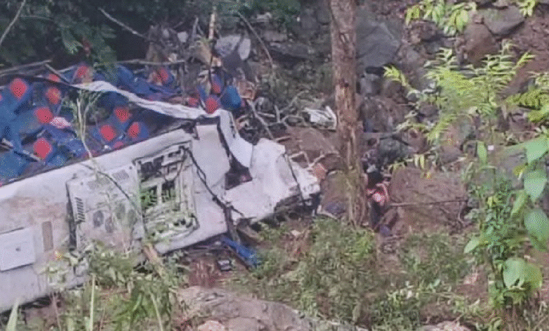 Un grave accidente vial en el departamento de Antioquia, Colombia, dejó al menos 17 personas fallecidas —16 estudiantes y el conductor de un autobús— luego de que la unidad cayera a un abismo durante un viaje escolar. Otras 20 personas resultaron heridas, tres de ellas en estado delicado, mientras continúan las investigaciones para determinar las causas del siniestro.
